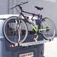 Cykelställ monterat på VW T1/T2, bär en enda cykel säkert fast på bilens baksida.